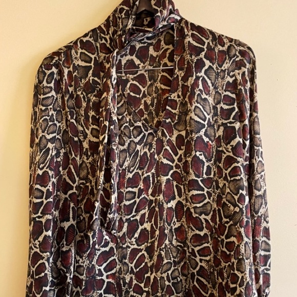 Zara Tops - SALE 🔴 V-Neckline/Collared Printed Blouse